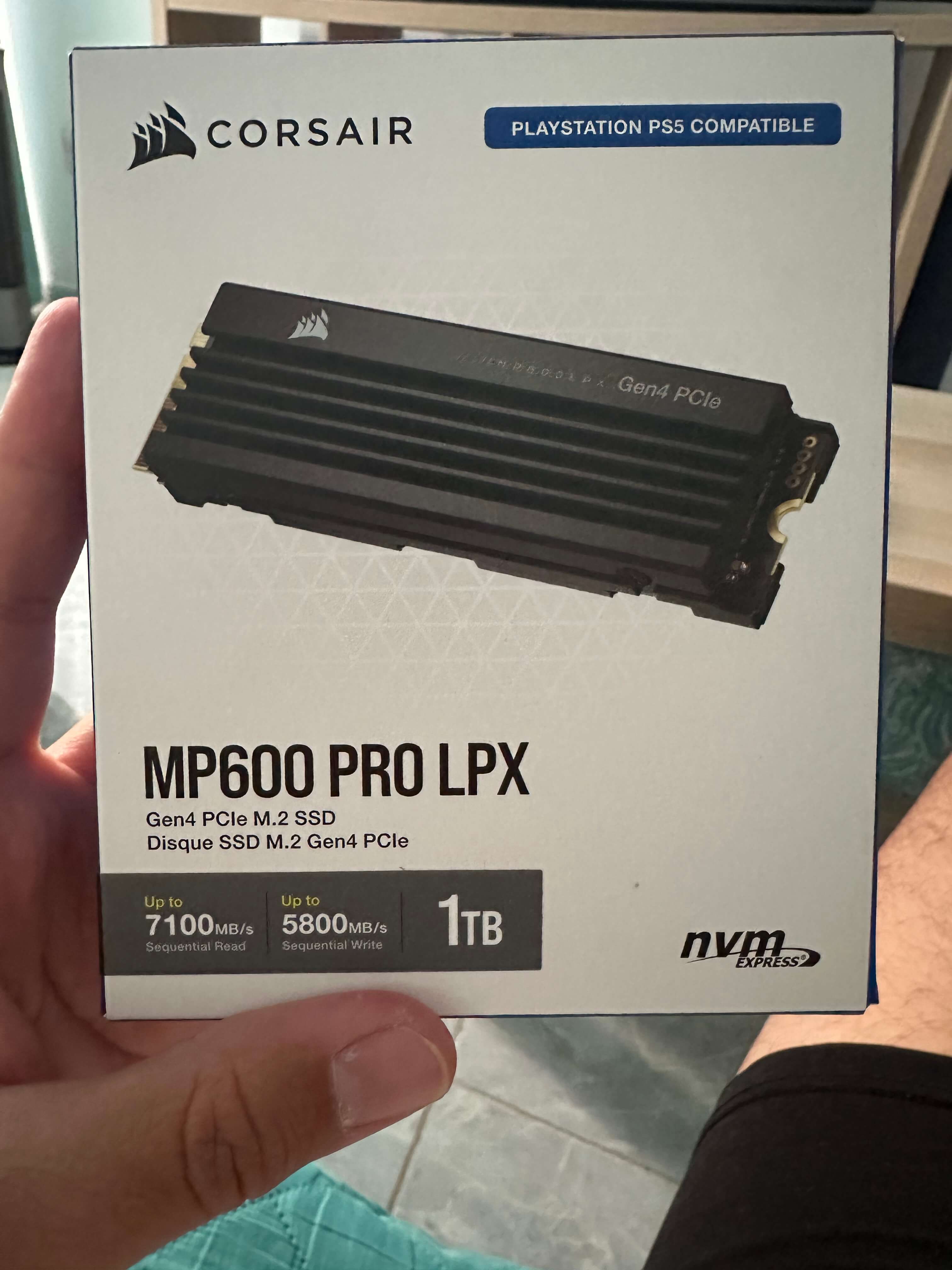 Corsair MP600 Pro LPX 1To M.2 NVMe PCIe x4 Gen4 SSD - Optimisé pour PS5  (Jusqu'à 7 100 Mo/Sec en Lecture Séquentielle et 5 800 Mo/Sec en Écriture  Séquentielle, Interface Haute Vitesse)