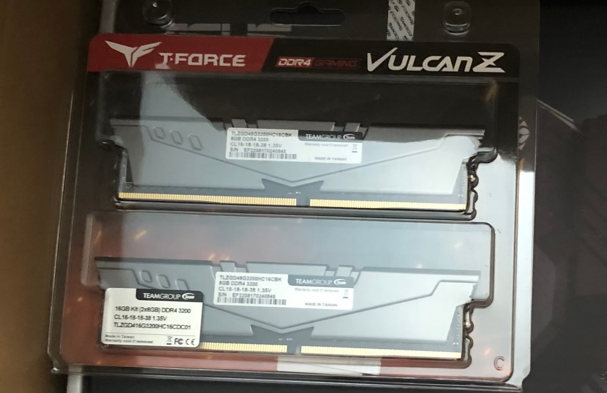 Team Group T-Force Dark Z DDR4 3600MHz PC4-28800 16Go 2x8Go CL18 Gris