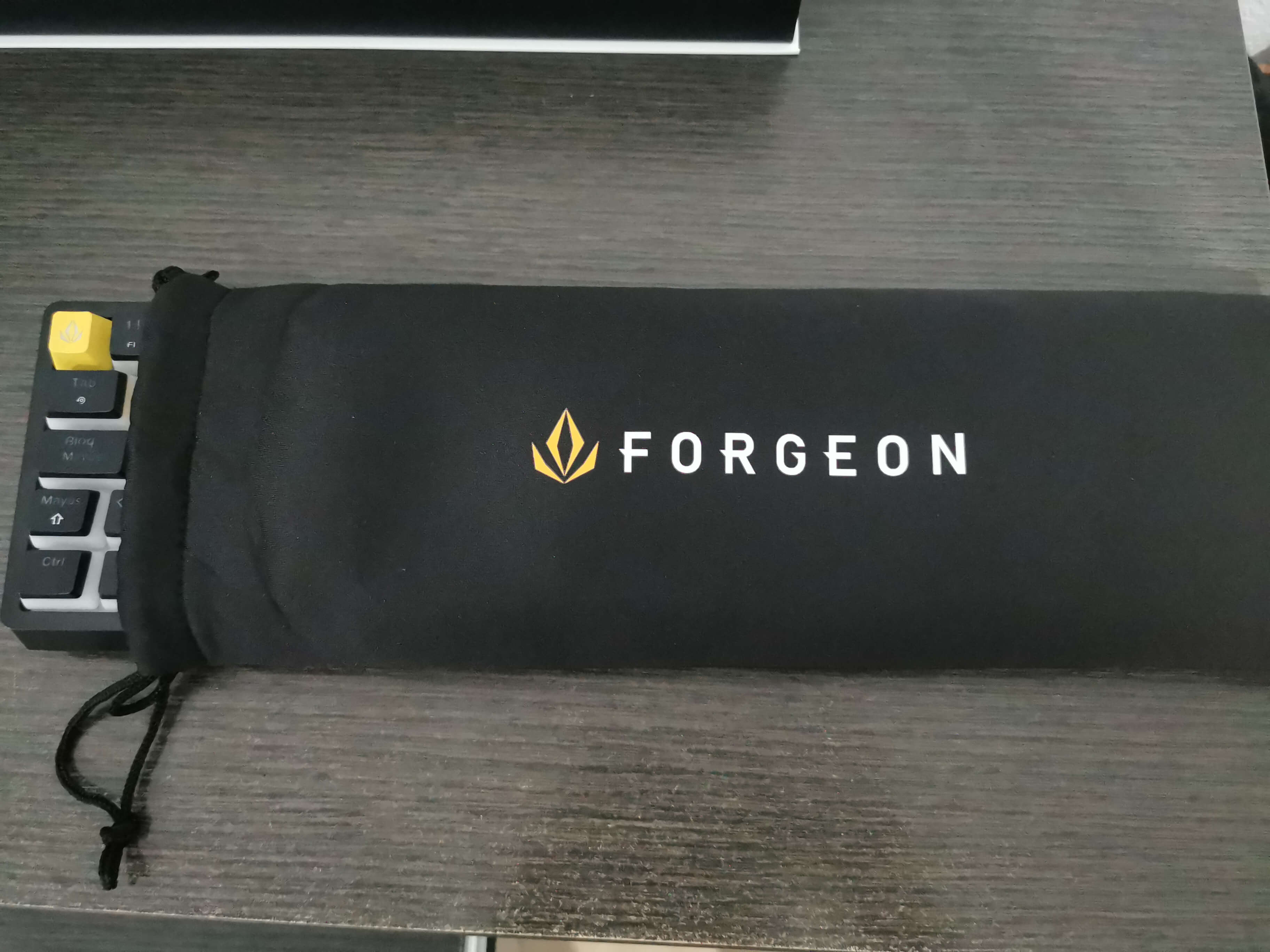 Clutch Teclado Gaming RGB 60 Switch Blue