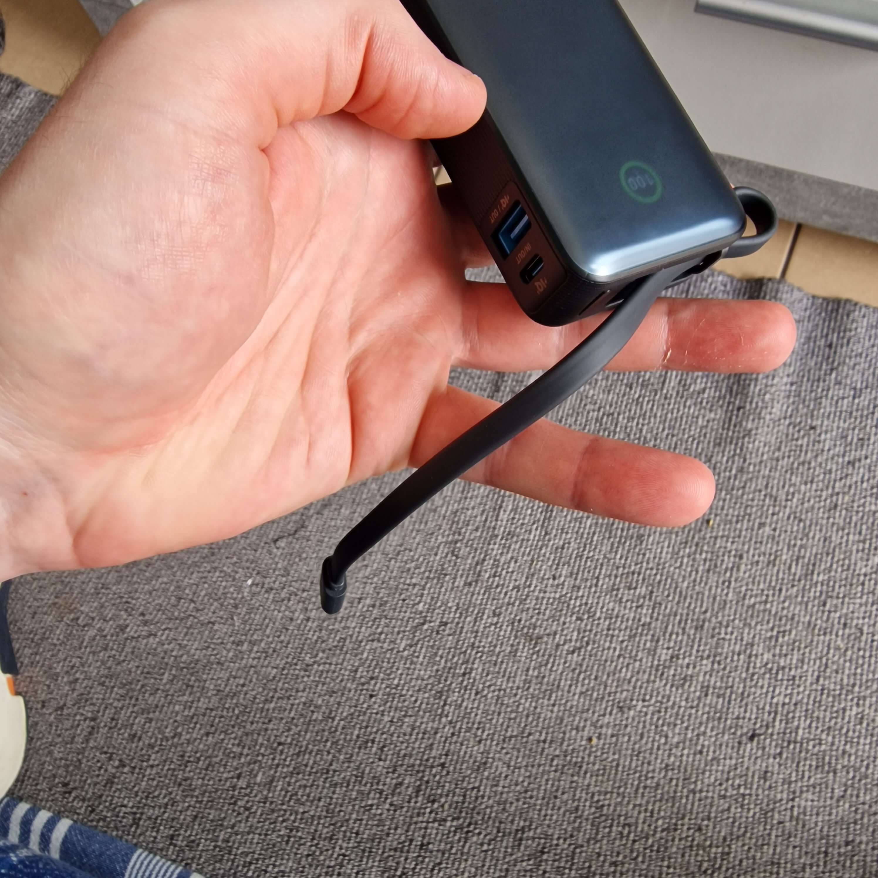 Anker Power Bank 10000mAh 30W, Caricabatterie Portatile ad Alta Velocità con cavo USB-C Integrato, per iPhone 17 Pro Max/16/15, MacBook, Galaxy e Altro( 10000mAh, Bianca
